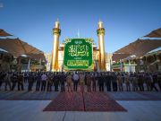 Najaf Ashraf: Lzando la pancarta del bendito nacimiento del Profeta Muhammad (PBD) en el Santuario Alawi Najaf Ashraf: Lzando la pancarta del bendito nacimiento del Profeta Muhammad (PBD) en el Santuario Alawi