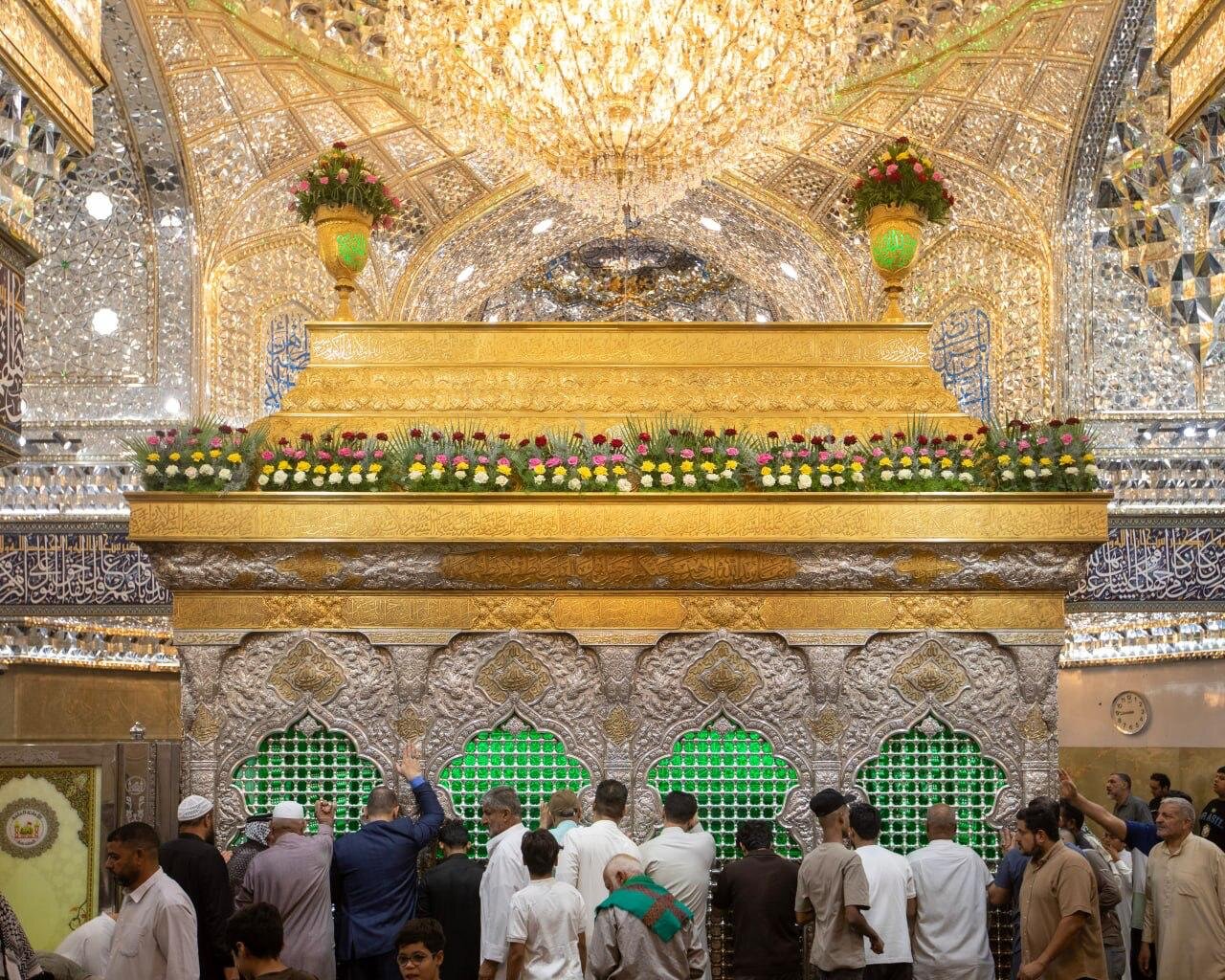 Coronas florales adornan el Santuario del Imam Hussein (AS) para el nacimiento del Imam Hassan al-Askari (AS)